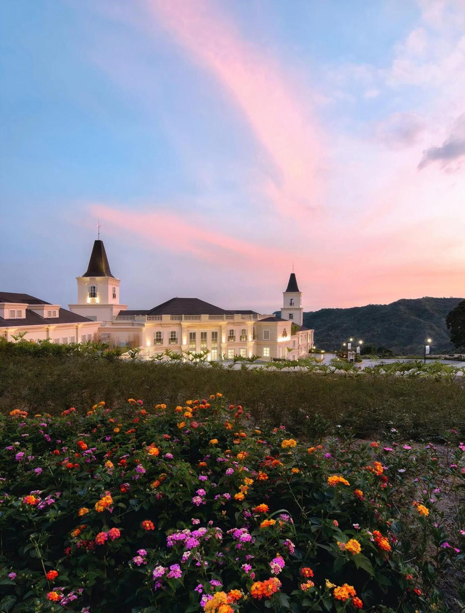 Twin Lakes Hotel Tagaytay City Екстер'єр фото