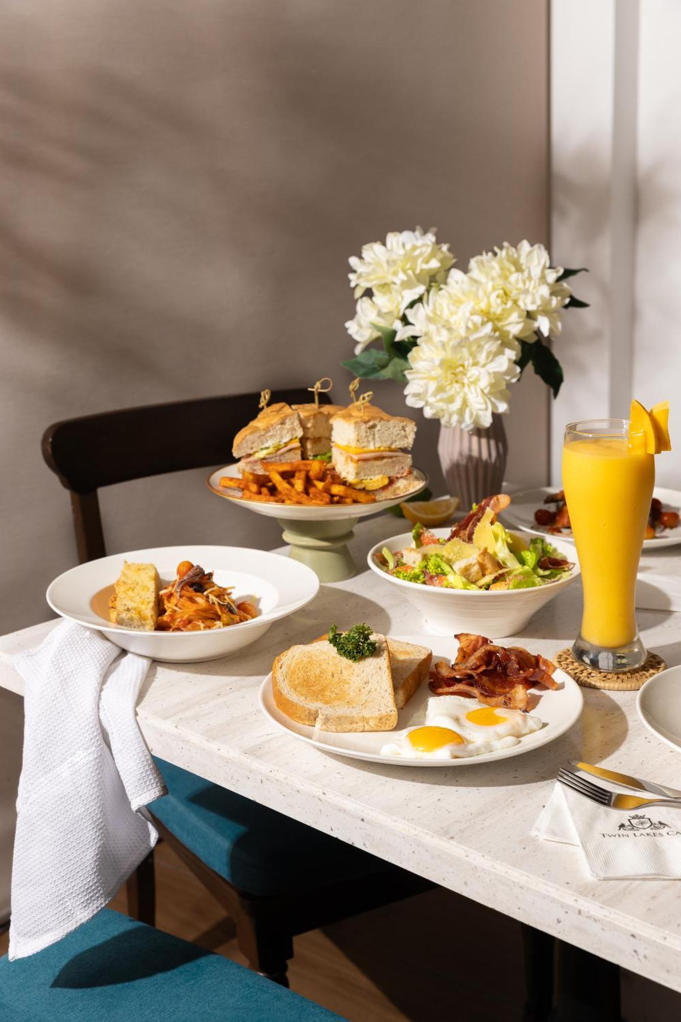 Twin Lakes Hotel Tagaytay City Екстер'єр фото